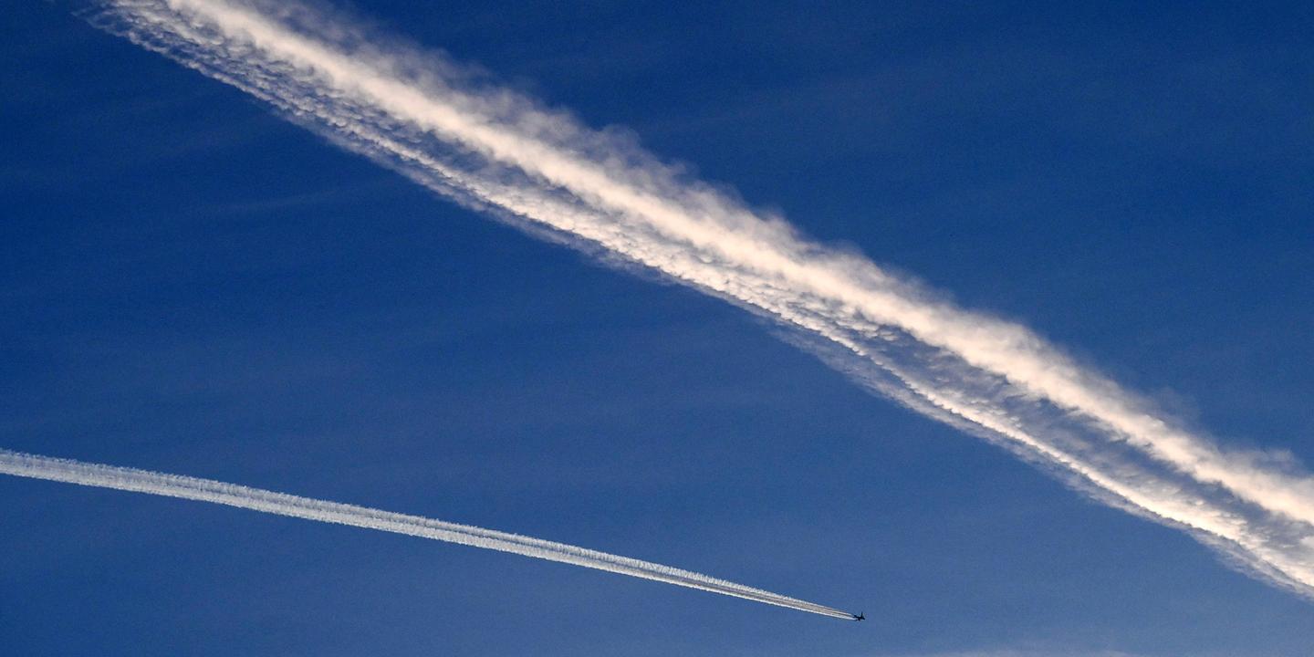 ### Chemtrails ou Problèmes Mécaniques : Les Traînées d’Avion Dévoilent-Elles des Secrets ?