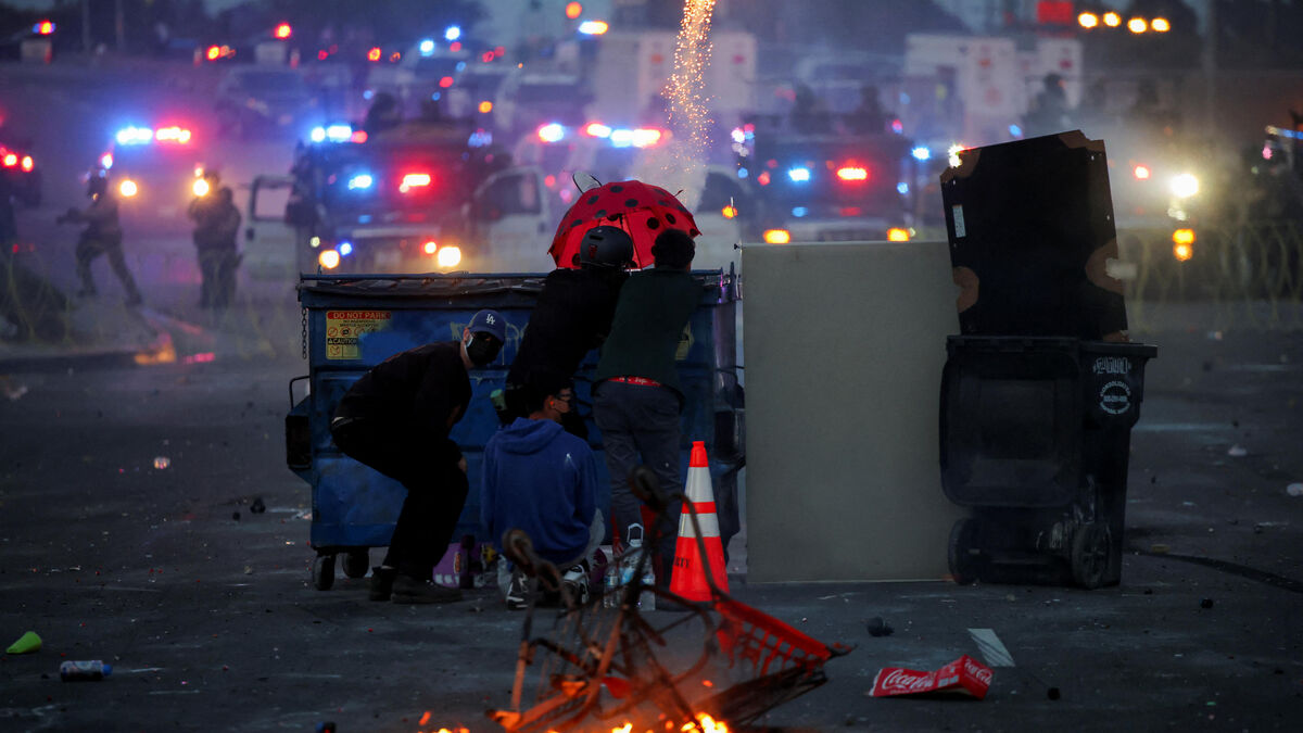 CHAOSS À LOS ANGELES : DES PROTESTATIRES DE GAUCHE AFFRONTENT L’ICE ET SACCAGENT LE CENTRE DE DÉTENTION