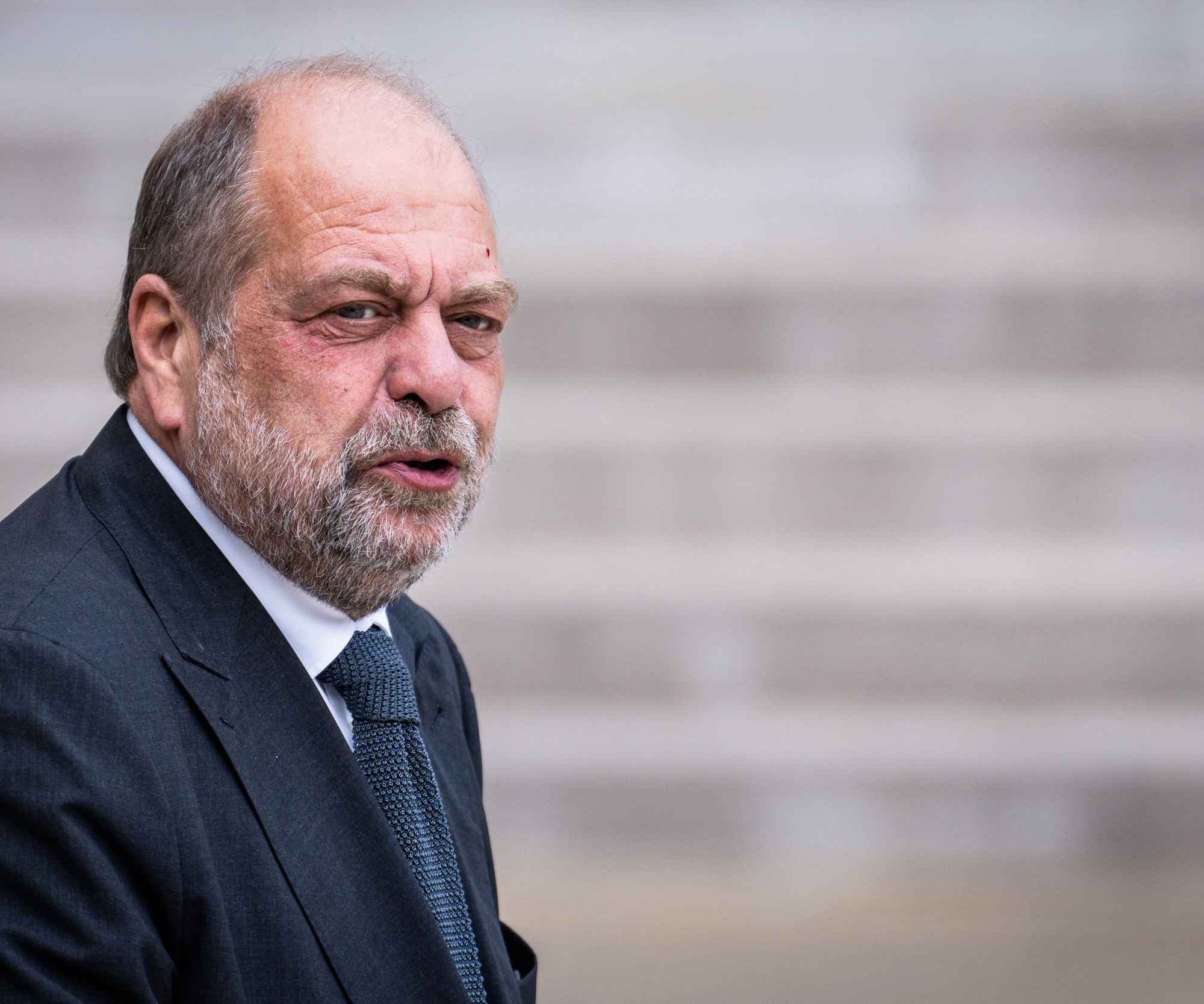 Dupond-Moretti accuse la droite extrême et la Russie d’être derrière les rumeurs sur Brigitte Macron : une nouvelle humiliation pour le couple présidentiel