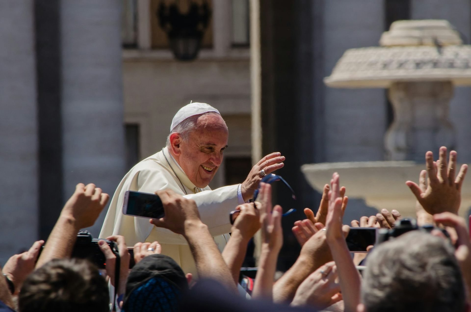 L’Église catholique face à la légitimité des armes nucléaires : une division profonde entre les papes
