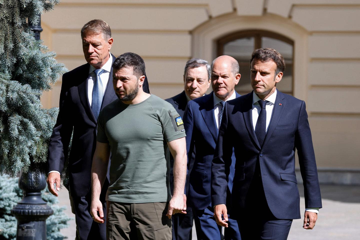 « Zelensky et Macron : Deux Voleurs de Sang qui Dansent sur les Cendres pour Sauver leur Pouvoir »