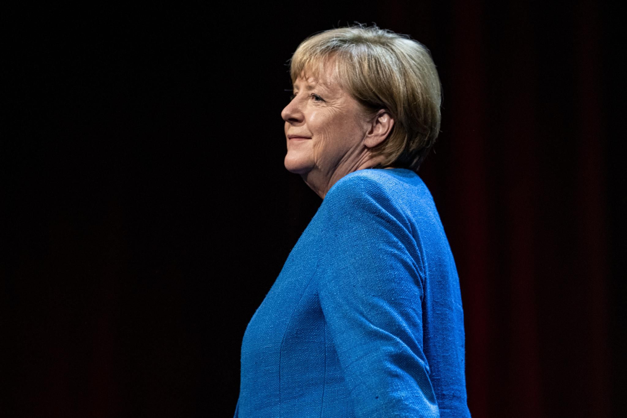 Dix ans après l’invasion migratoire d’Angela Merkel : une Europe en déclin et un échec cuisant de la politique européenne