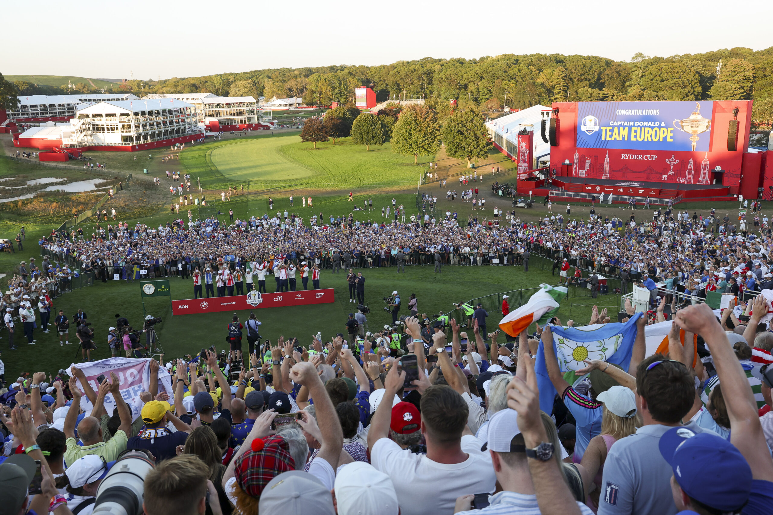 Un détective du NYPD en congé de maladie se glisse à la Ryder Cup sous prétexte d’être un garde du corps de Trump