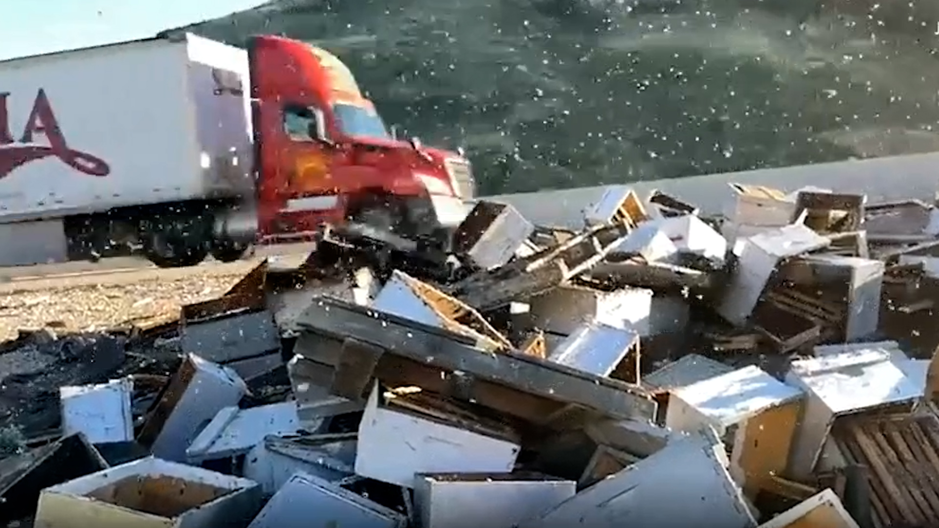 USA : Un tragique accident impliquant un camion et des véhicules piégés dans une chaîne d’explosions mortelles