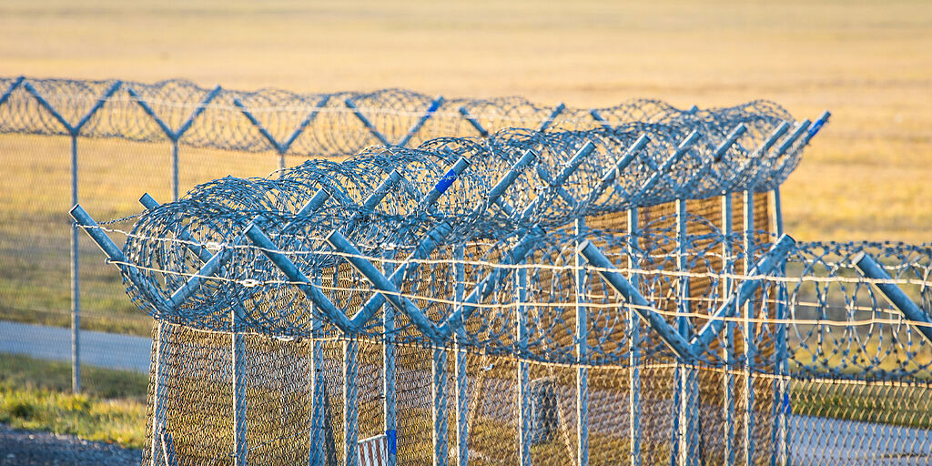 Des milliers d’immigrés criminels relâchés par l’État de New York : le DHS exige des explications